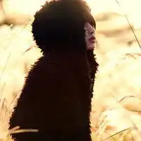 找张图像唯美夕阳森林边头向左黑衣侧脸闭眼仰头长发伤感女生头像