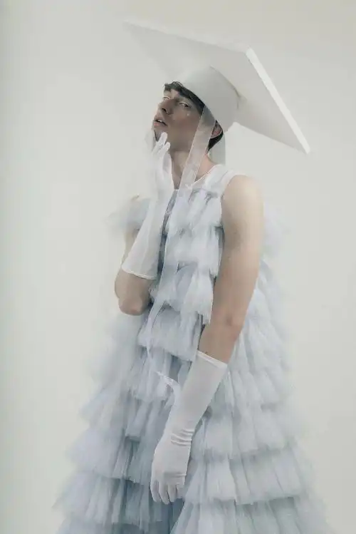 男人穿婚纱也很美,这仙气缭绕的男装,男生穿戴起来连女孩都脸红