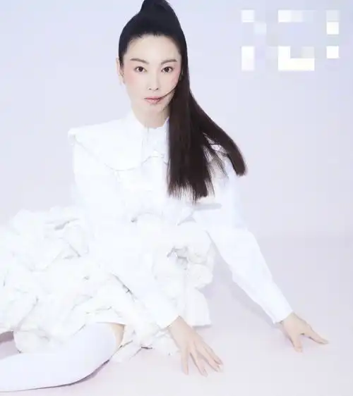 张雨绮成团后美照曝光,扎高马尾的琦琦子更少女,颜值高随性穿