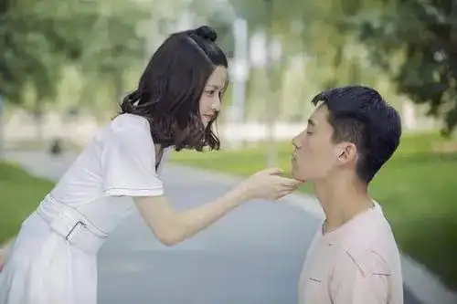 被朋友欠账6万,丈夫却弄丢欠条,妻子跟他说,欠的是9万