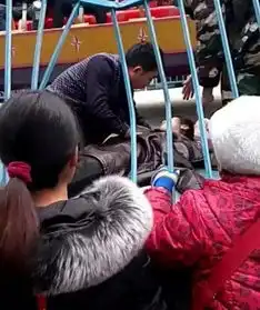 实拍游乐场内一14岁女孩被甩出太空船含山人去游乐场要注意