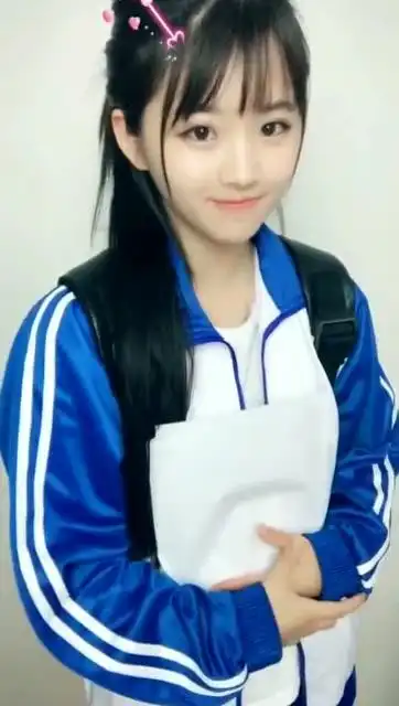 90后女生扮00后,穿校服找初恋