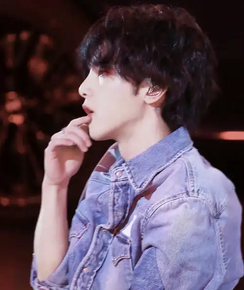 华晨宇这么妖孽换新发型搭配精致妆容,秒变漫画脸