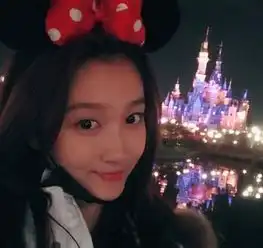 关晓彤晒九宫格照逛童话世界少女心爆棚