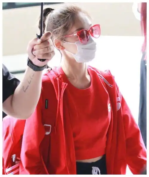 硬糖少女首次合体活动希林炫酷,璇姐长腿抢镜,张艺凡不合群