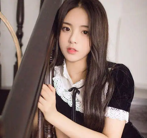 草根少女杨超越从服务员到爆红,让无数二代咬牙切齿又望尘莫及