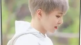 exo吃着棒棒糖的粉色头发男孩,那个眼神太迷人了