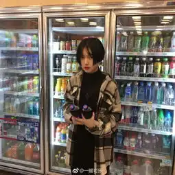 漫画脸酷炫少女火遍抖音,结果腿也是p的