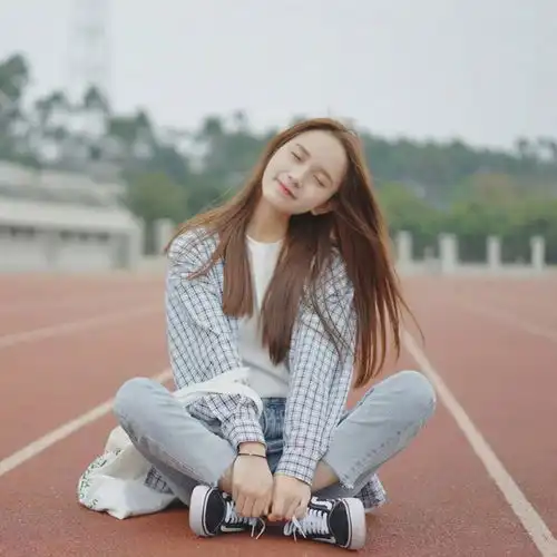 叉腰学妹甜美风