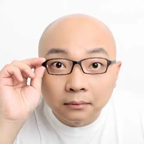 地铁男孩偷拍照曝光有一种爱,是把妈妈宠成孩子