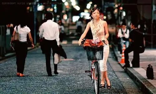 走在大阪路上这些日本女孩笑容甜美,喜欢穿和服环游街头