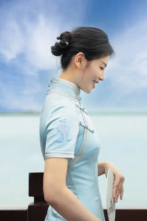 组图刘涛穿素雅旗袍优雅端庄蛮腰纤细东方韵味十足