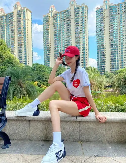沈梦辰戴小红帽现身,穿t恤短裤还扎俩麻花辫,娇俏得像初中生