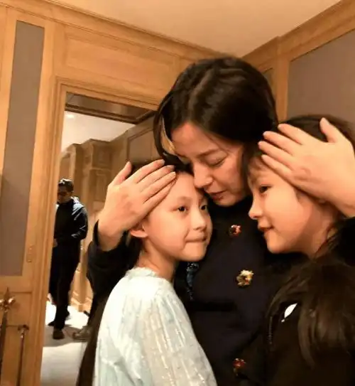 赵薇家族风云突变嫂子离婚分巨款,本人陷风波遭封杀,父亲离世