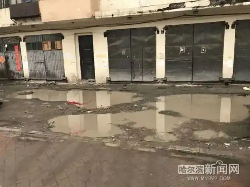 东铁花园小区地下车库入口被垃圾堵住垃圾箱外散落大片垃圾