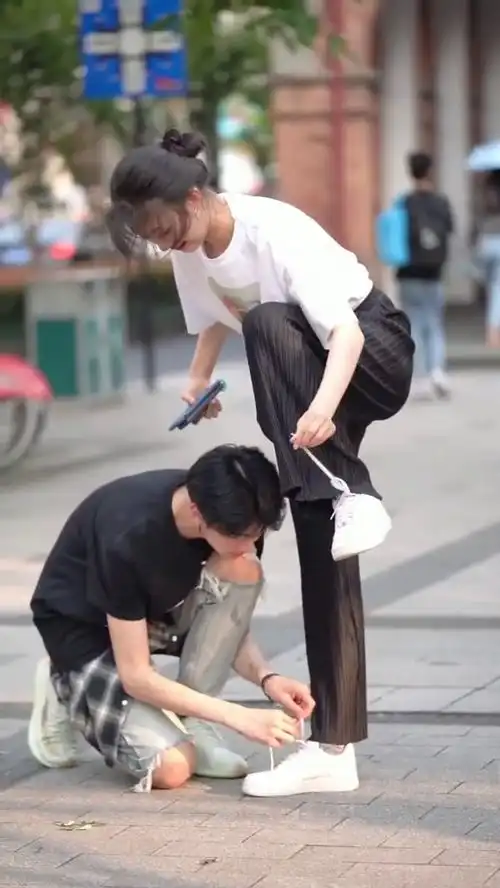 给女生系鞋带的男生也太温柔了吧,超级喜欢这对情侣