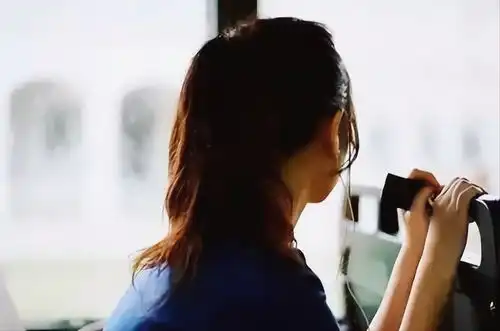 父母吃低保无收入,逼大女儿抚养3岁弟弟,是最恶心的算计