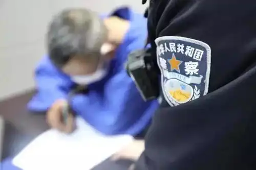 未戴口罩醉酒男子辱骂公交车司机,阻碍民警执法被采取刑事强制措施