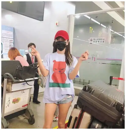 张雨绮泪眼妆真拉风露肩上衣配短裙真利落,渐变染高马尾好酷炫
