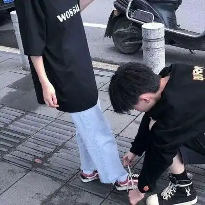 男票弯腰给你系鞋带时,心里在想啥八成是因这3点,太真实