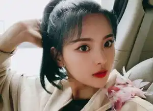 杨超越自拍太直男,不管角度直接怼着脸,鼻屎都看的一清二楚