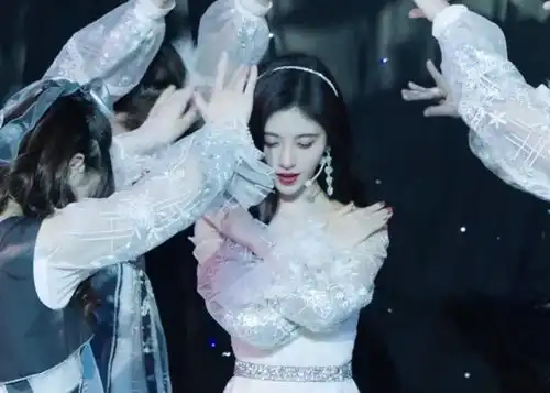 鞠婧祎不愧是四千年美女,重回舞台魅力不减,一身白裙仙气十足