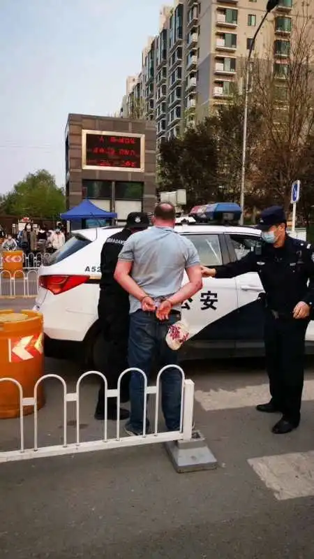 北京外籍男子不戴口罩打保安被撂倒,其妻子被指曾辱骂防疫员