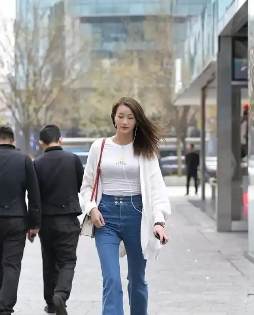 蓝色喇叭打底裤搭黑色粗跟短靴,职场时髦穿搭,显得大方有气质