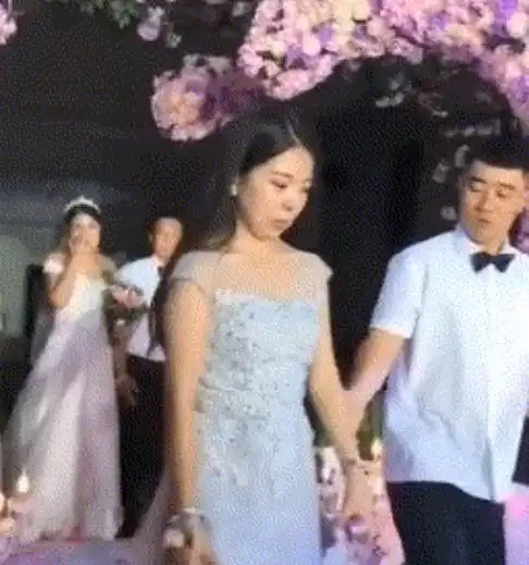 美女招惹大鹅,没想到后果如此狼狈,网友真是小时候的阴影啊