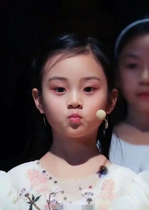 李小璐女儿占c位领唱,却被旁边漂亮的红衣服女孩抢镜