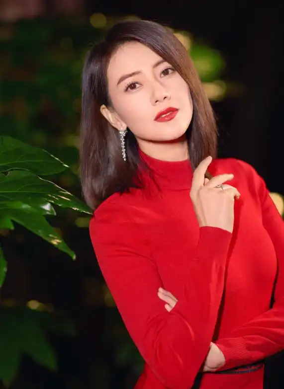 高圆圆不愧是不老女神,穿红色裹身裙大秀小蛮腰,生图也很能打