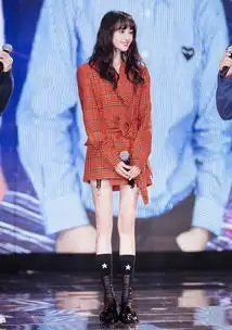 郑爽终于穿对了,橙红色格纹西装搭黑色踝靴,波浪长发少女感依旧