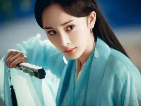 女星同穿蓝衣,赵丽颖美艳,唐嫣大气,杨幂霸气,她美若天仙
