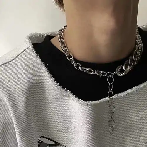 白底男生头像是不是没人看啊