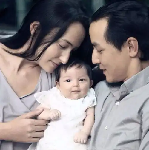 吴彦祖为7岁女儿庆生罕见晒全家福,网友却更关心他的夫妻生活