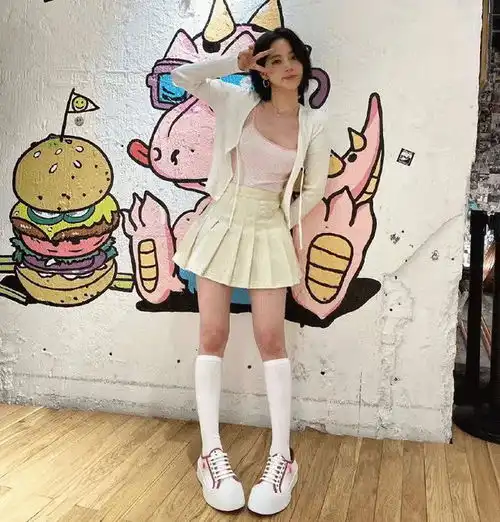 欧阳娜娜穿jk裙秀腿型,双腿没合拢被热议,网友像日本女孩