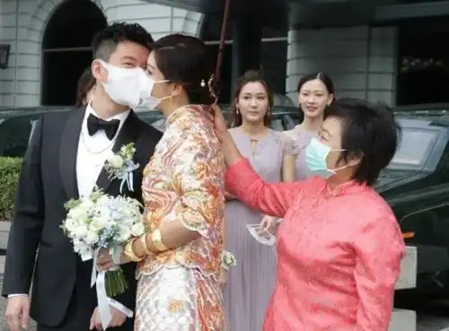 27岁余香凝挺孕肚结婚,嫁大13岁男友,戴口罩与老公亲吻超甜蜜