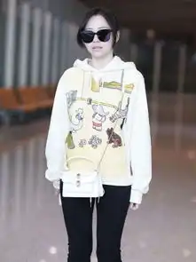 张靓颖35岁也少女,穿卡通卫衣配喇叭裤青春减龄,扎马尾素颜也美