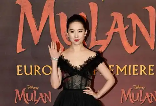 没了仙气的刘亦菲也很美,一袭黑裙很惊艳,真是美女穿什么都好看