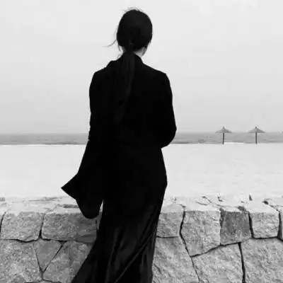 黑白女生头像背影全身女生霸气头像黑白高冷