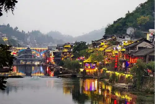 凤凰古城依山的小城优美而不加浓涂艳沫