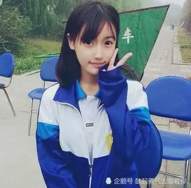 校服怎么穿都不好看看看00后的穿法,校花都甘拜下风