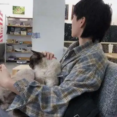 抱萌宠的男生头像,都说爱宠物的男生最有爱
