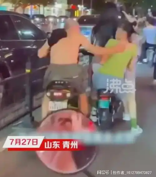 女孩等红绿灯时被大爷猥亵警方回应