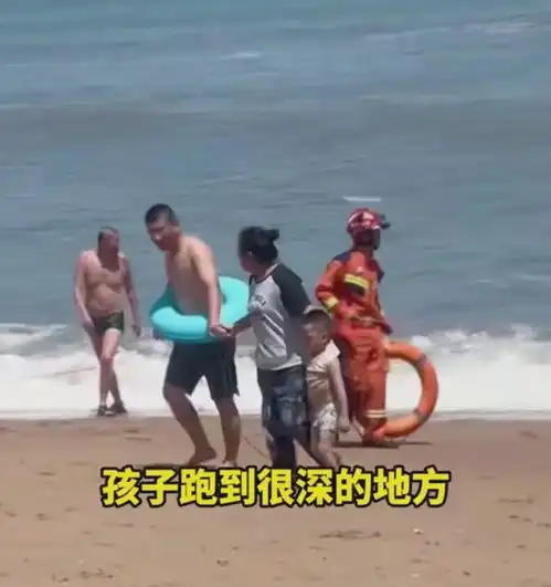 泪奔青岛海滨公园一家三口,父亲为救孩子溺亡妻子不愿放弃