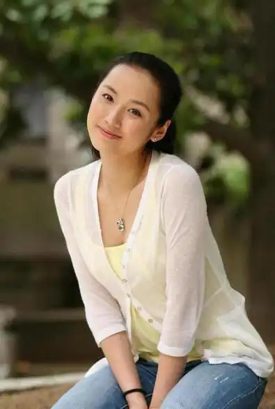 她被称为治愈系美女,拒潜规则十几年零绯闻,现嫁东华上仙很幸福
