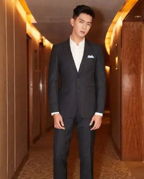 李现戏外穿黑西装超帅,但杨紫因为选错西装款式,魅力反而减小