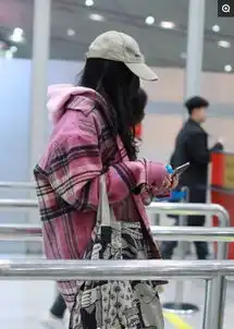 杨幂低调出行,但手上的东西引发不小争议