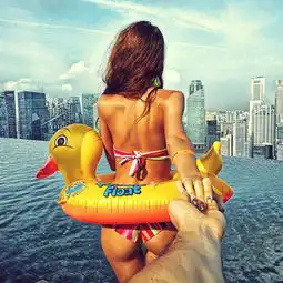 牵着女友环游世界火遍全球的网红cp来上海啦照片又美出了新高度