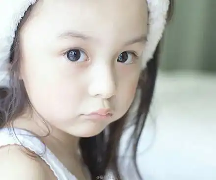 为什么有这么多人用这个头像是我手机出问题了吗这个小孩是谁